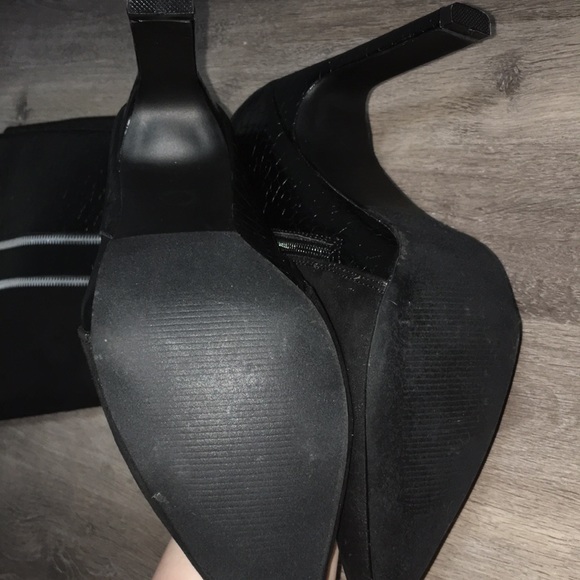 women’s 8.5 wide-leg boots, faux snake skin print leather, faux zippers - Picture 5 of 5